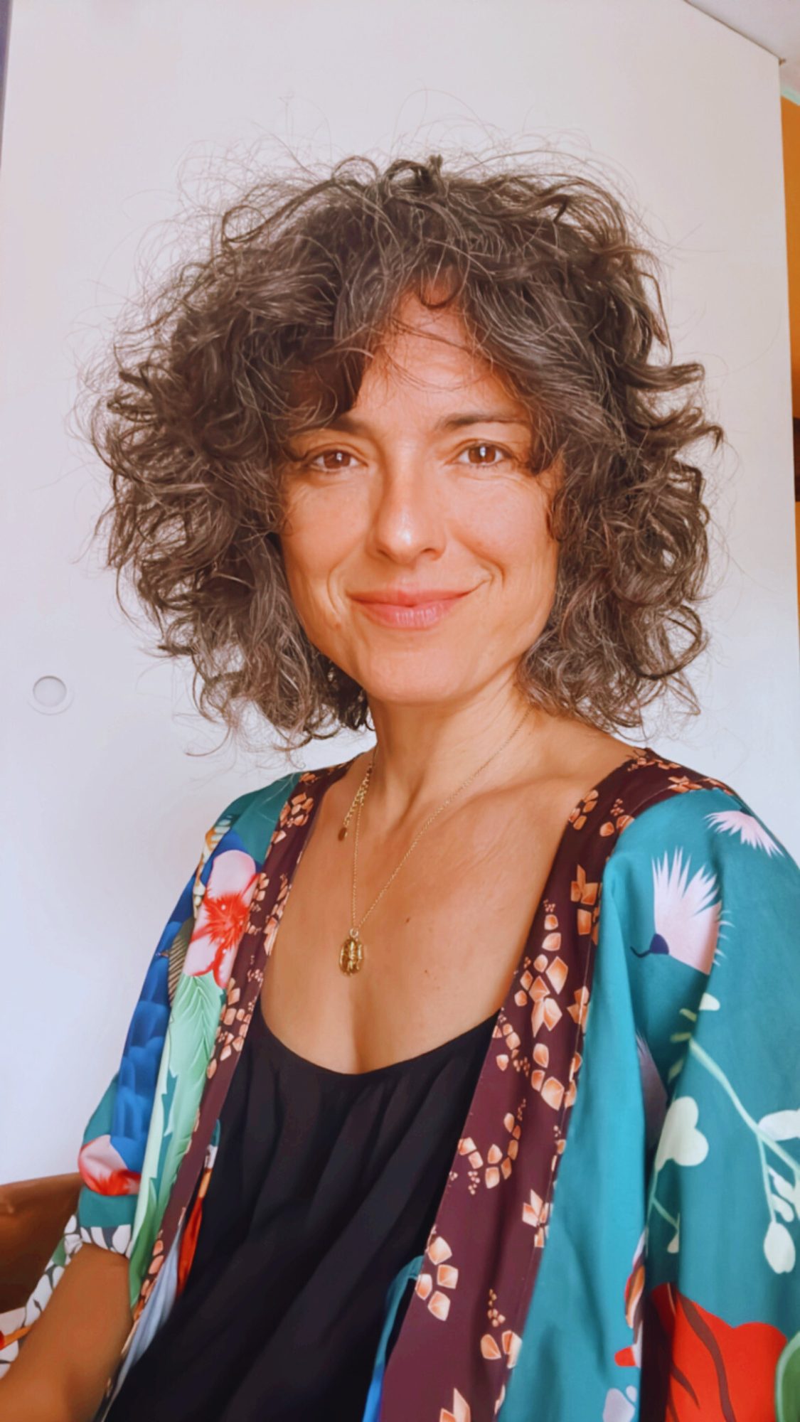 Retrato de Anna Melissa con el pelo rizado