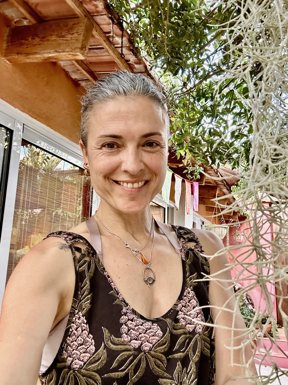 Anna Melissa sonriendo en el jardín
